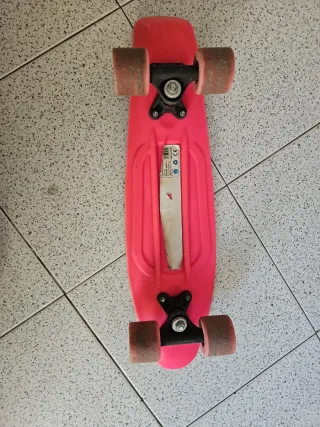 Monopatín rosa para niña, 56 cm de largo.