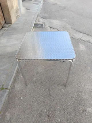 Mesa metálica plateada