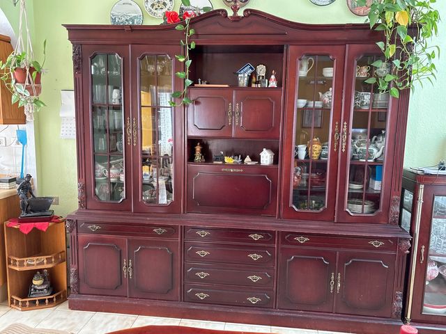 Mueble de comedor de madera oscura