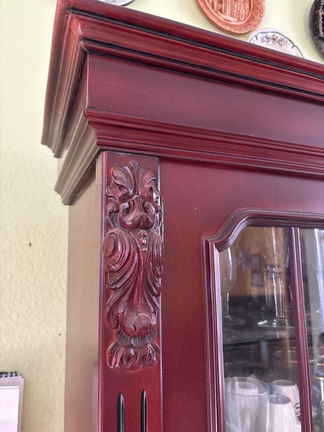 Mueble de comedor de madera oscura