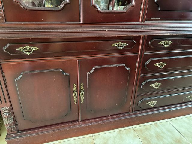 Mueble de comedor de madera oscura
