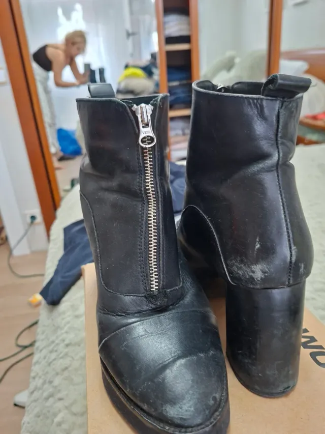 Botas de cuero negras con cremallera