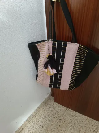 Bolso Kbas Negro y Rosa con Adorno