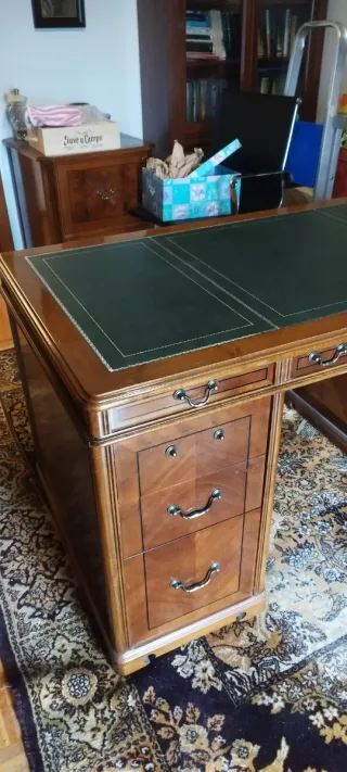 Mesas de madera con cajones y archivador