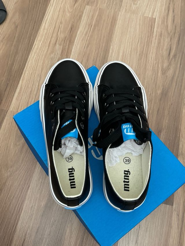 Zapatillas Mustang Negras y Blancas