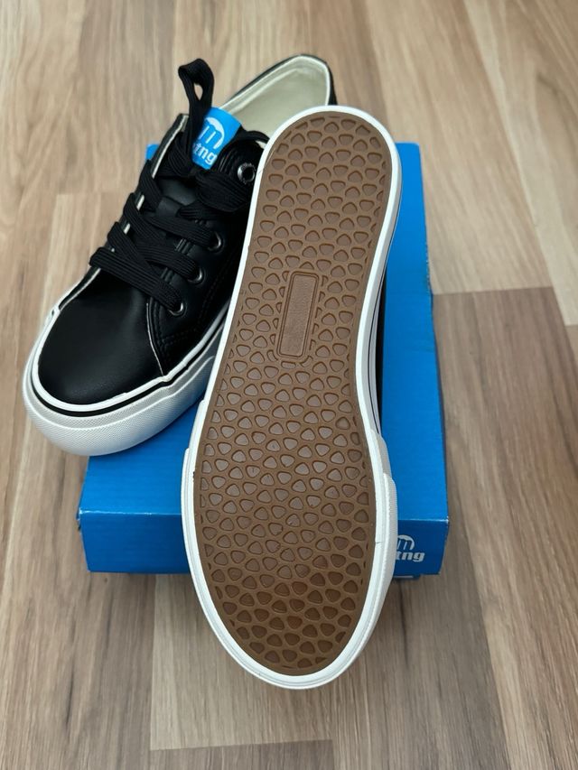 Zapatillas Mustang Negras y Blancas