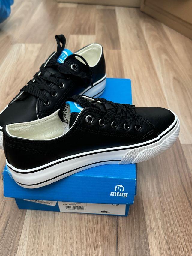 Zapatillas Mustang Negras y Blancas