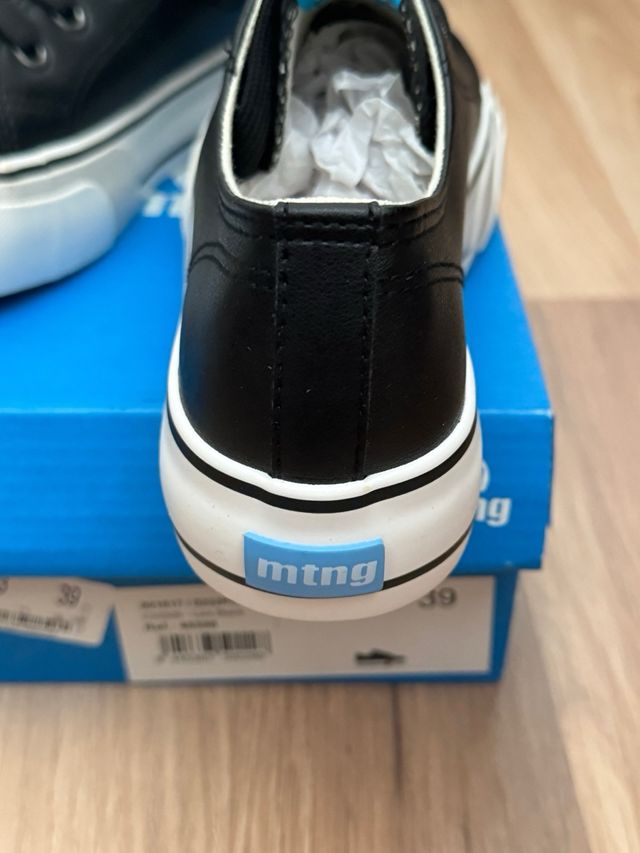 Zapatillas Mustang Negras y Blancas