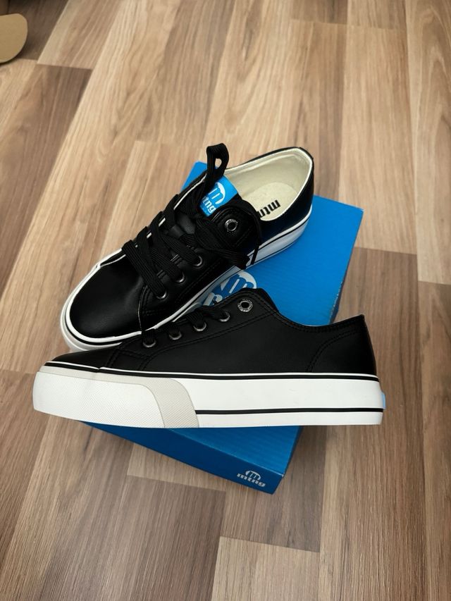 Zapatillas Mustang Negras y Blancas