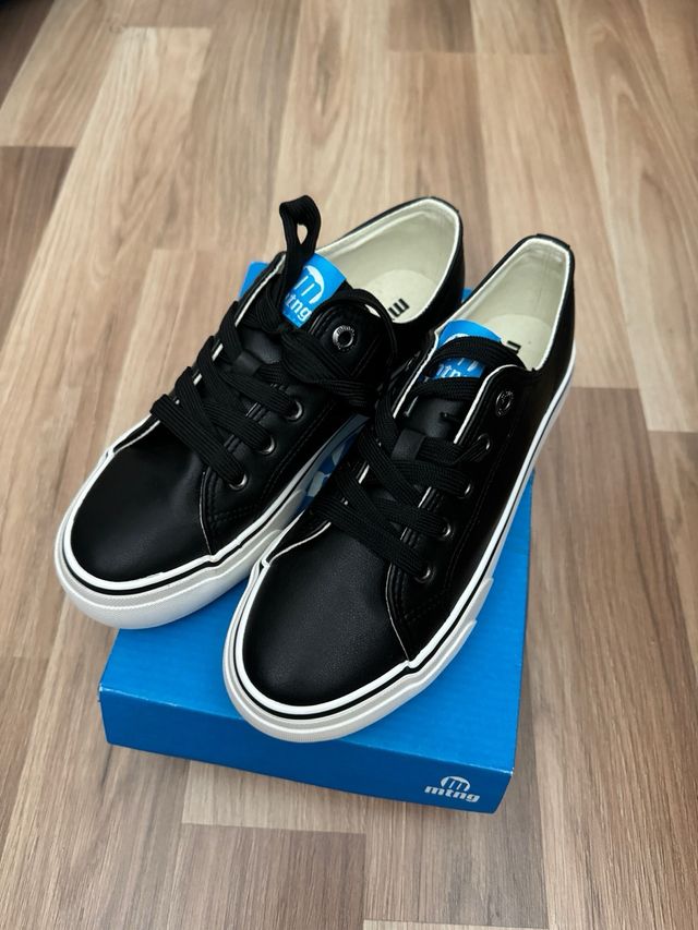 Zapatillas Mustang Negras y Blancas