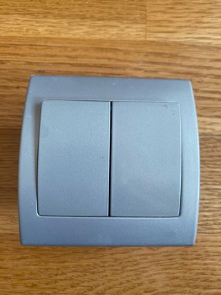 Interruptor/es conmutador/es doble gris