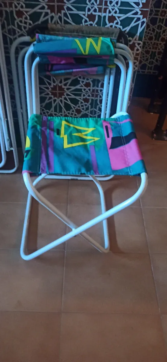 Mesa y banquetas de camping plegables