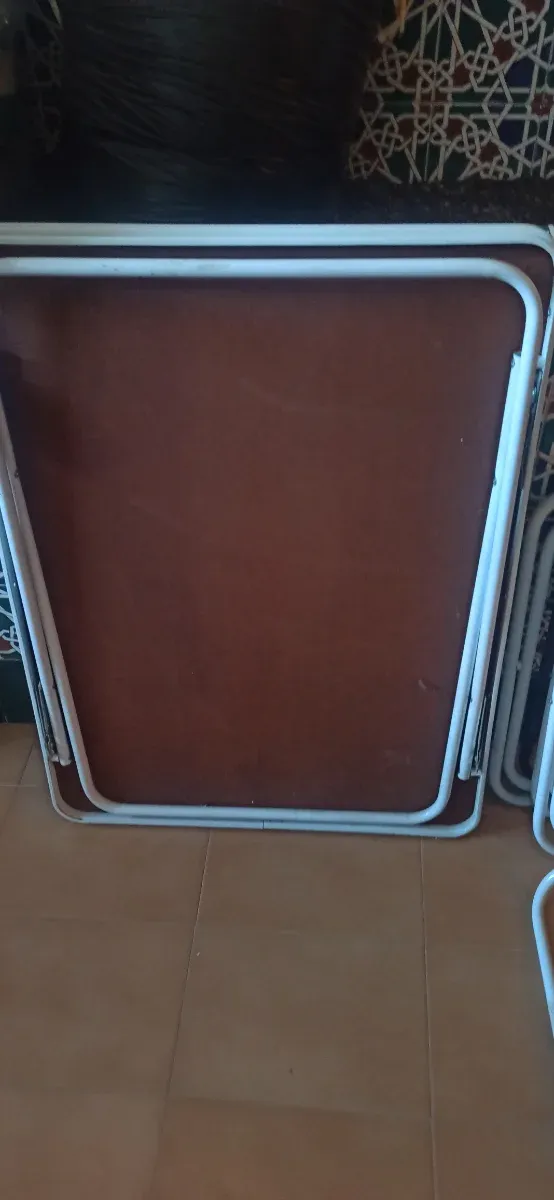 Mesa y banquetas de camping plegables