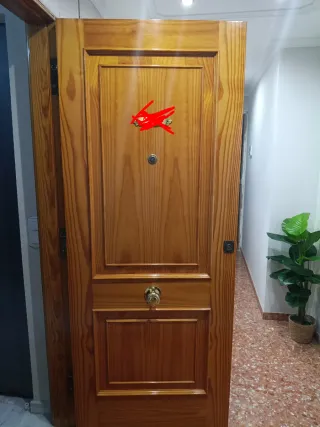 Puerta de entrada de madera