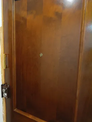 Puerta de entrada de madera