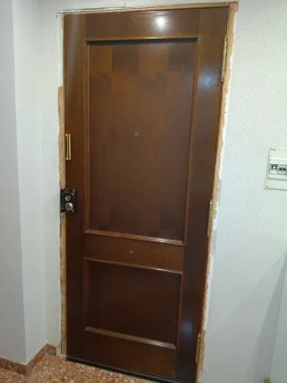 Puerta de entrada de madera