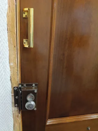 Puerta de entrada de madera