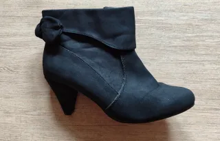 Botines negros con cremallera T.39