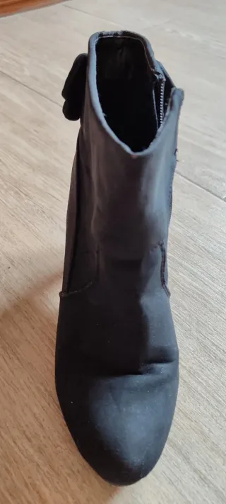 Botines negros con cremallera T.39