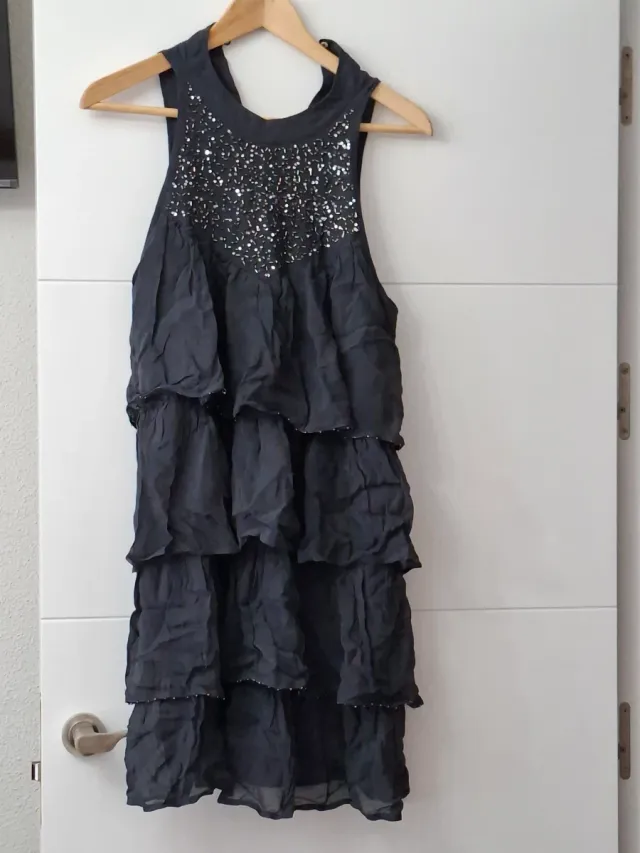 Vestido negro con volantes y lentejuelas