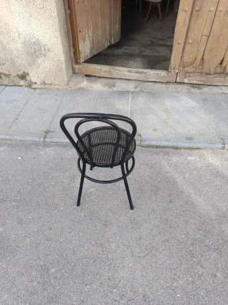 Silla de metal y ratán negra