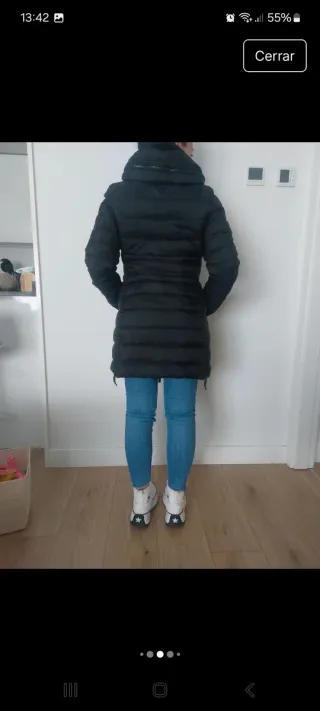 Plumífero negro con cinturón