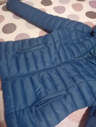 Cazadora acolchada azul