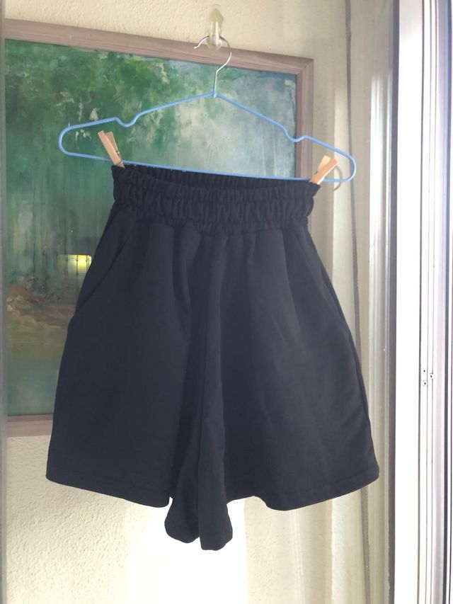 SHORT ACAMPANADO NEGRO (XXS)