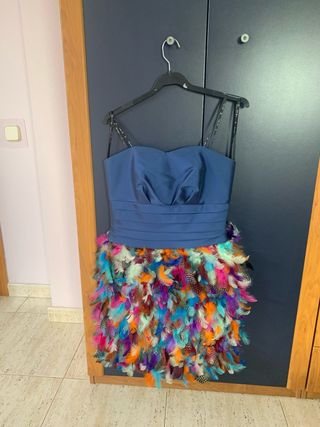 Vestido azul con falda de plumas multicolor
