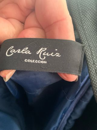 Vestido azul con falda de plumas multicolor