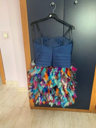 Vestido azul con falda de plumas multicolor