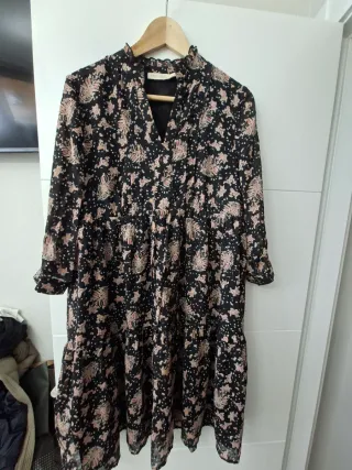 Vestido estampado floral negro y rosa