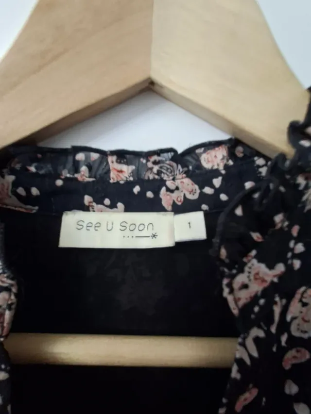 Vestido estampado floral negro y rosa