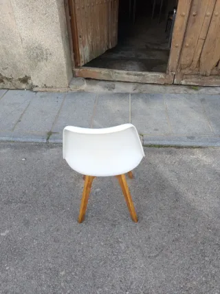 Silla blanca y madera