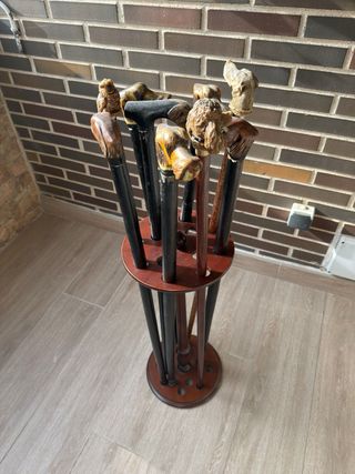 Bastonero de madera con bastones decorativos