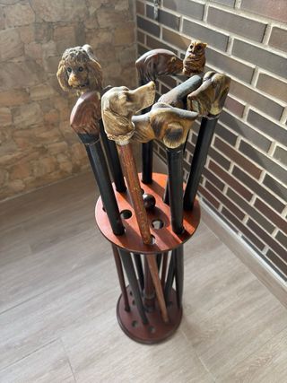 Bastonero de madera con bastones decorativos