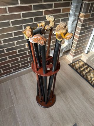 Bastonero de madera con bastones decorativos