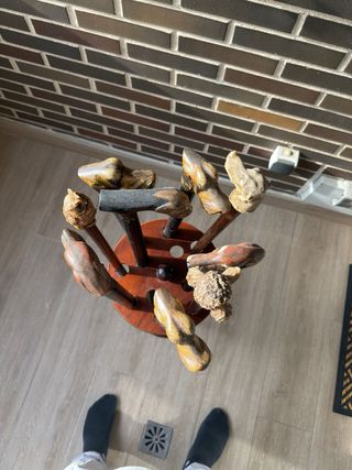 Bastonero de madera con bastones decorativos