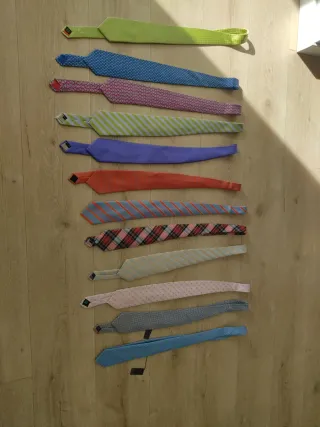 Lote de corbatas nuevas con etiqueta