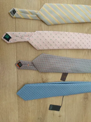 Lote de corbatas nuevas con etiqueta