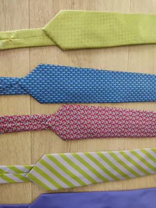 Lote de corbatas nuevas con etiqueta