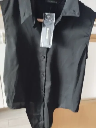 Blusa negra sin mangas a estrenar
