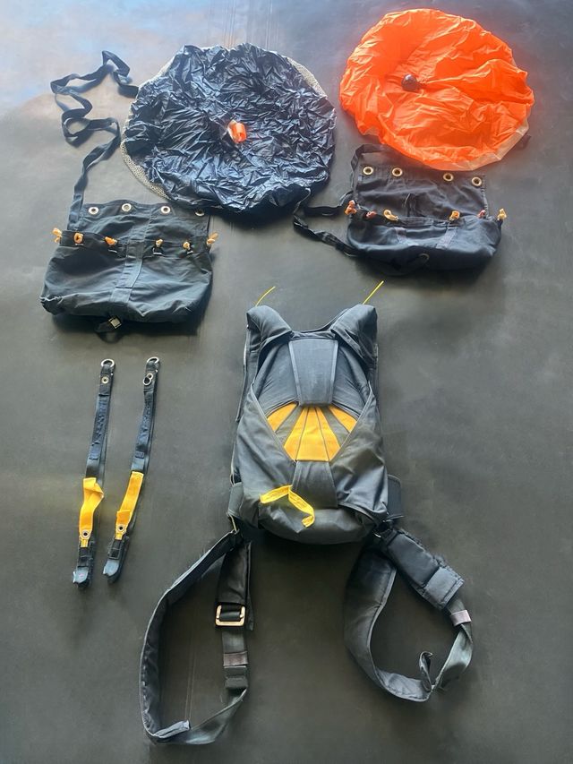 Contenedor de Paracaidismo Vector 350M con Reserva