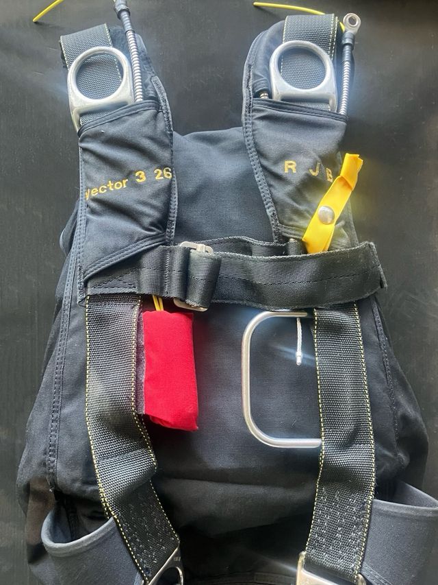 Contenedor de Paracaidismo Vector 350M con Reserva