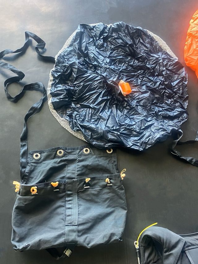 Contenedor de Paracaidismo Vector 350M con Reserva