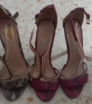 2 pares deTacones grises y rosas con cadena dorad