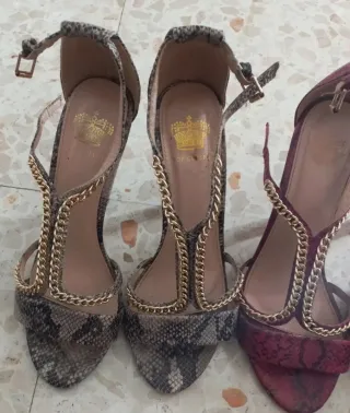 2 pares deTacones grises y rosas con cadena dorad