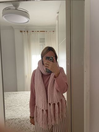 Bufanda rosa tejida con flecos