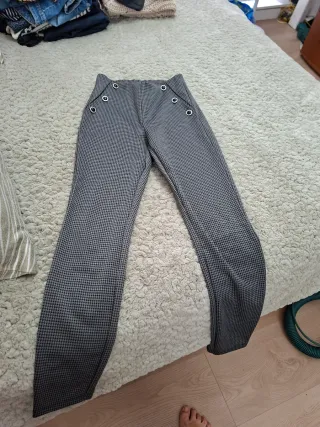 Pantalones grises con botones