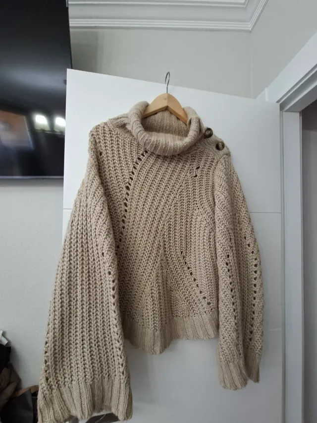 Jersey beige cuello alto botones